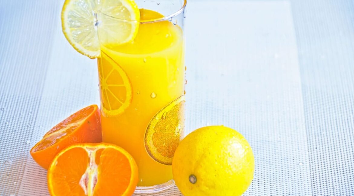 La vitamina C para combatir las manchas de la piel (foto de jugo de naranja)
